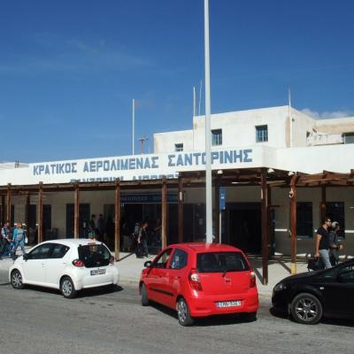 Flughafen Santorin mit PKWs die Personen zum Flughafen bringen