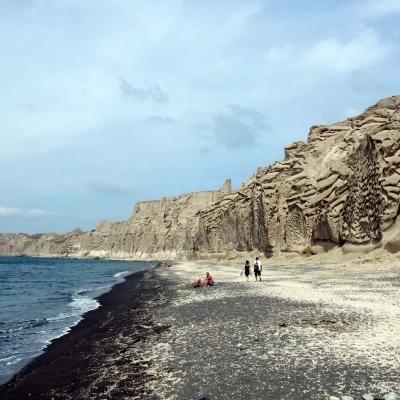 Vlichada Strand mit ausgewaschener heller Felswand