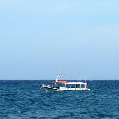 Mit diesen Booten kann man mehrmals täglich von Kamari nach Perissa fahren