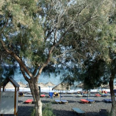 Kamari Strand von der Promenade aus