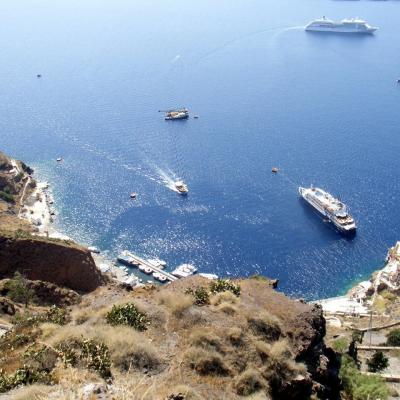 Blick auf den alten Hafen und das tief blaue Meer von Santorin