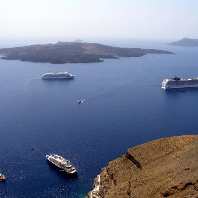 Blick auf die Insel Nea Kameni und das tolle blaue Mittelmeer mit Kreuzfahrtschiffen vor Santorin