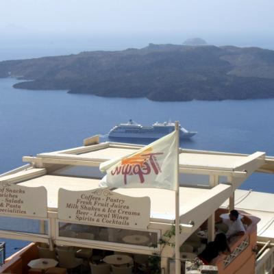 Cafe mit Blick auf Kreuzfahrtschiff und die Insel Nea Kameni