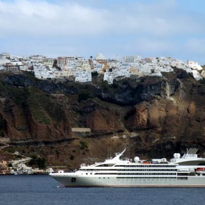 Blick aus der Cladera auf Fira mit Kreuzfahrtschiff