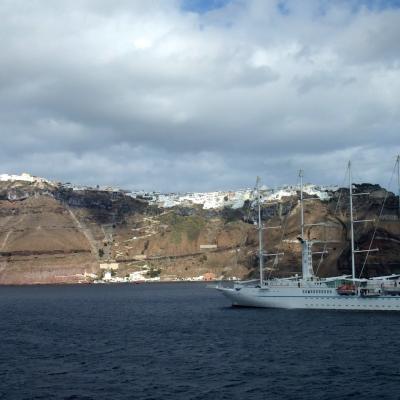 In der Caldera vor Fira liegen in der Saison meist mehrere Kreuzfahrtschiffe