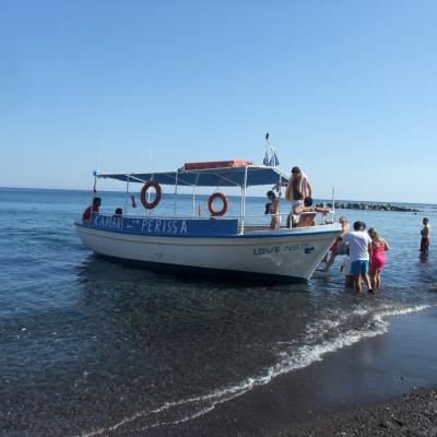 Kleines Boot das regelmäßig von Perissa nach Kamari fährt